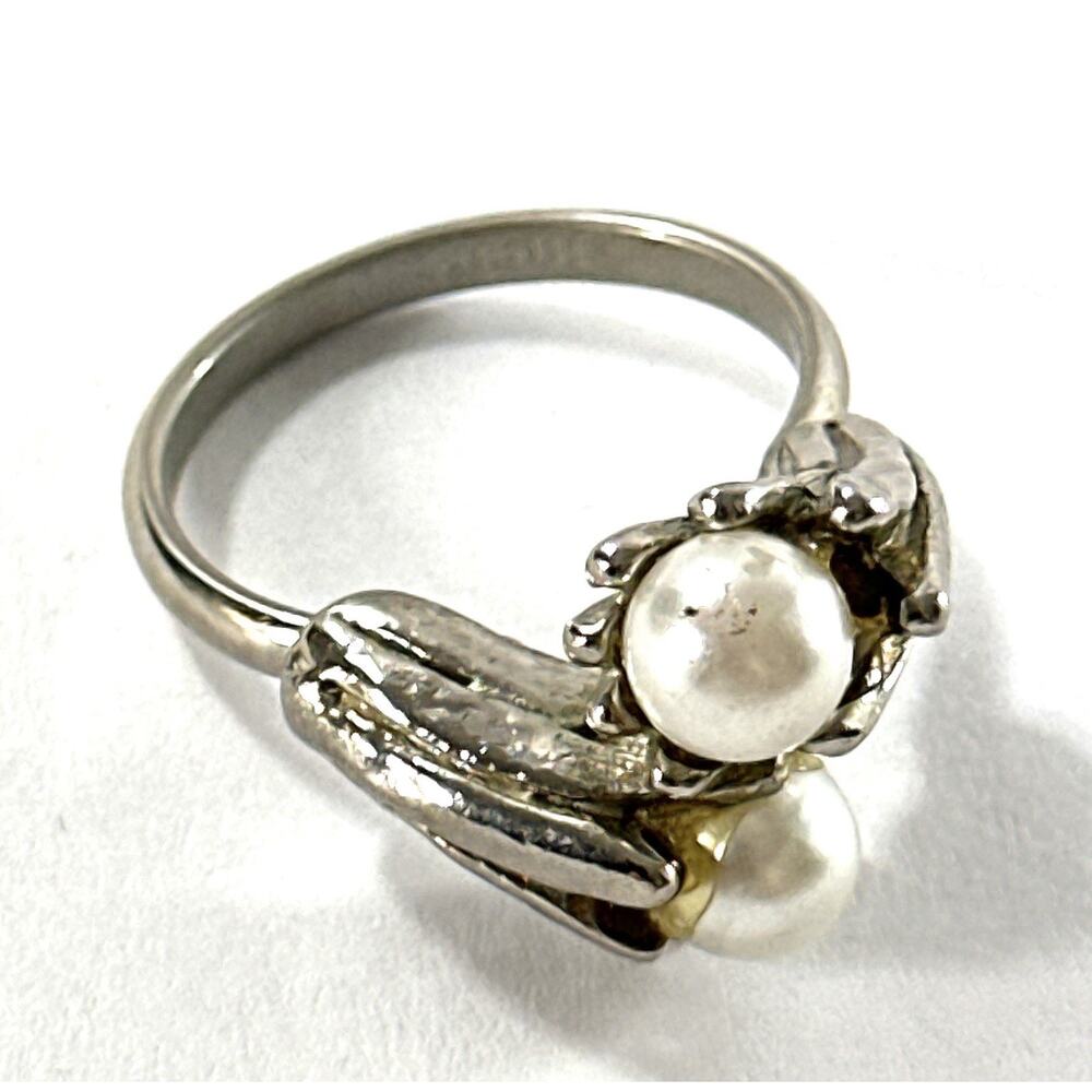 Vintage Vogue Signed Pearl Bypass Ring Size 7 Silver Tone Leaf Wrap Faux Pearl - Picture 7 of 9